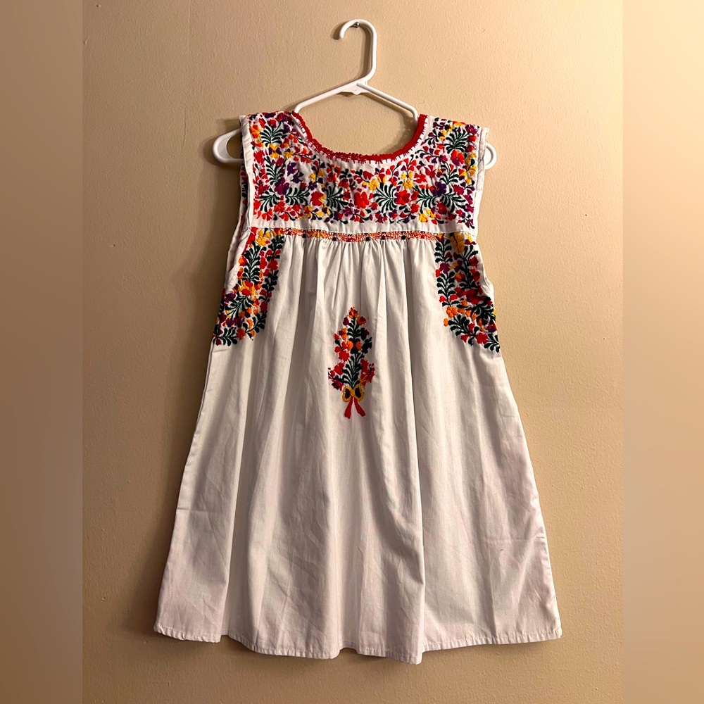 NWT Santa Marguerite Embroidered White Dress (Size Medium)